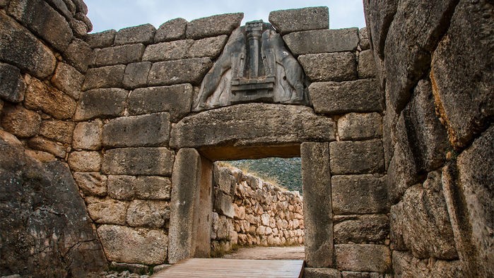 Η Πύλη των Λεόντων ήταν η κύρια έισοδος της Ακρόπολης των Μυκηνών της Εποχής του Χαλκού, το κέντρο του Μυκηναϊκού Πολιτισμού